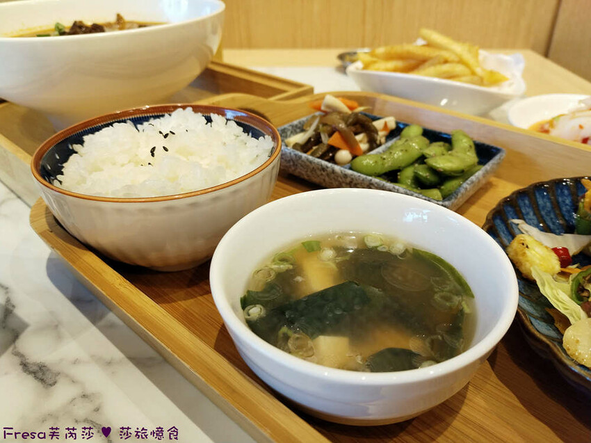 高雄市左營區高雄麵食【餓呆】超人氣！紅燒三寶麵醇厚湯頭＋肉多大塊.特製豬腳飯Ｑ嚼又香│義享時尚廣場│凹仔底捷運站│新