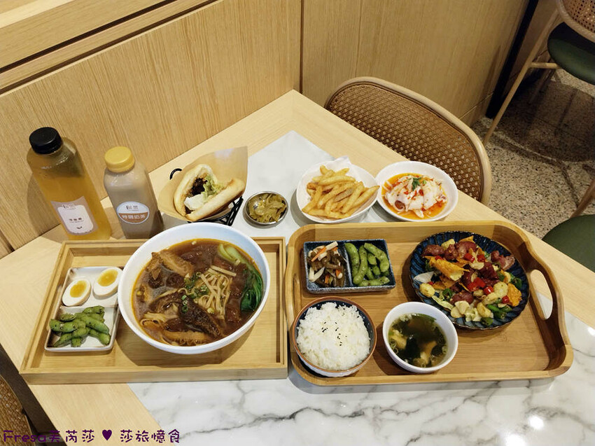 高雄市左營區高雄麵食【餓呆】超人氣！紅燒三寶麵醇厚湯頭＋肉多大塊.特製豬腳飯Ｑ嚼又香│義享時尚廣場│凹仔底捷運站│新