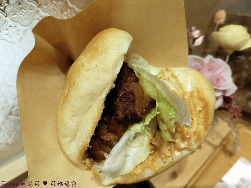 高雄市左營區高雄麵食【餓呆】超人氣！紅燒三寶麵醇厚湯頭＋肉多大塊.特製豬腳飯Ｑ嚼又香│義享時尚廣場│凹仔底捷運站│新上國小輕軌站│左營美食