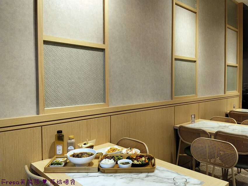 高雄市左營區高雄麵食【餓呆】超人氣！紅燒三寶麵醇厚湯頭＋肉多大塊.特製豬腳飯Ｑ嚼又香│義享時尚廣場│凹仔底捷運站│新上國小輕軌站│左營美食