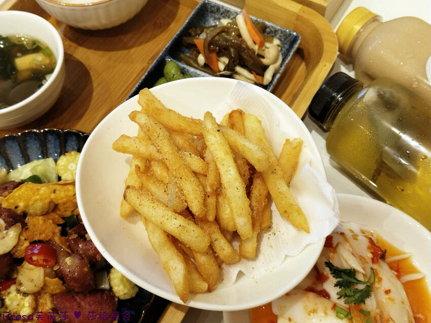 高雄市左營區高雄麵食【餓呆】超人氣！紅燒三寶麵醇厚湯頭＋肉多大塊.特製豬腳飯Ｑ嚼又香│義享時尚廣場│凹仔底捷運站│新上國小輕軌站│左營美食