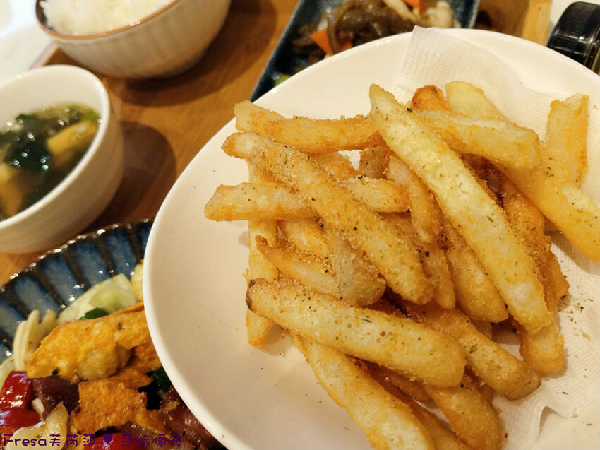 高雄市左營區高雄麵食【餓呆】超人氣！紅燒三寶麵醇厚湯頭＋肉多大塊.特製豬腳飯Ｑ嚼又香│義享時尚廣場│凹仔底捷運站│新