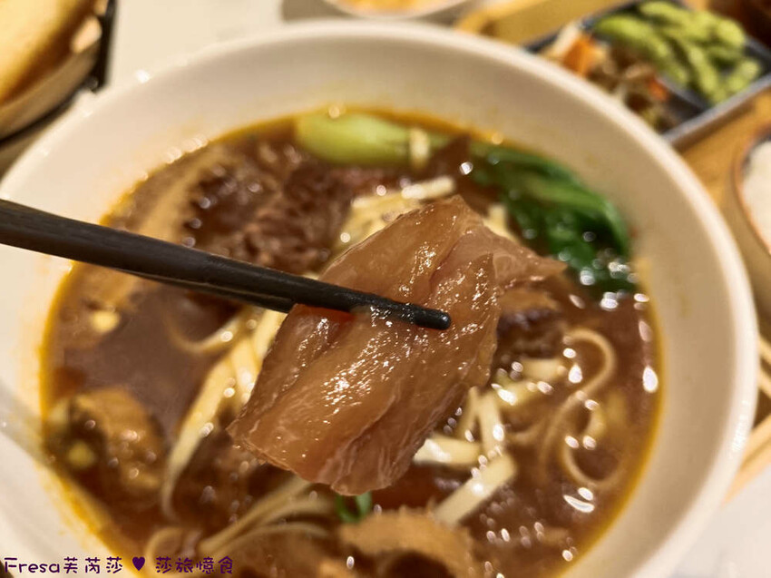 高雄市左營區高雄麵食【餓呆】超人氣！紅燒三寶麵醇厚湯頭＋肉多大塊.特製豬腳飯Ｑ嚼又香│義享時尚廣場│凹仔底捷運站│新上國小輕軌站│左營美食