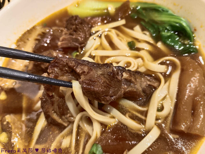 高雄市左營區高雄麵食【餓呆】超人氣！紅燒三寶麵醇厚湯頭＋肉多大塊.特製豬腳飯Ｑ嚼又香│義享時尚廣場│凹仔底捷運站│新上國小輕軌站│左營美食