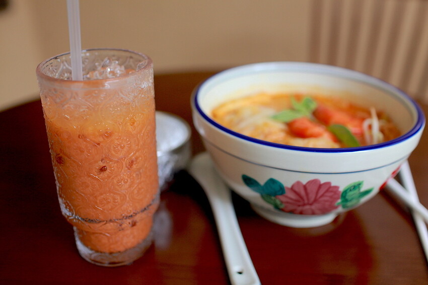 高雄市苓雅區吃。高雄市｜苓雅區。「双黃hhbar&cuisine」新店報報!!!!唱双簧白天南洋餐廳晚上華麗轉身成復古酒吧，南洋