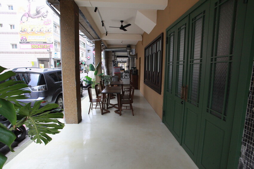 高雄市苓雅區吃。高雄市｜苓雅區。「双黃hhbar&cuisine」新店報報!!!!唱双簧白天南洋餐廳晚上華麗轉身成復古酒吧，南洋