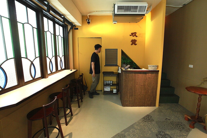 高雄市苓雅區吃。高雄市｜苓雅區。「双黃hhbar&cuisine」新店報報!!!!唱双簧白天南洋餐廳晚上華麗轉身成復古酒吧，南洋