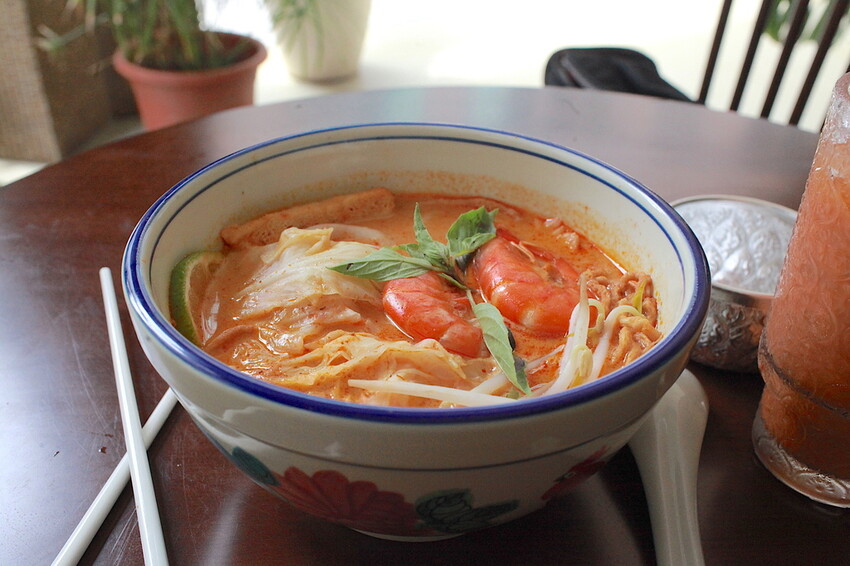 高雄市苓雅區吃。高雄市｜苓雅區。「双黃hhbar&cuisine」新店報報!!!!唱双簧白天南洋餐廳晚上華麗轉身成復古酒吧，南洋