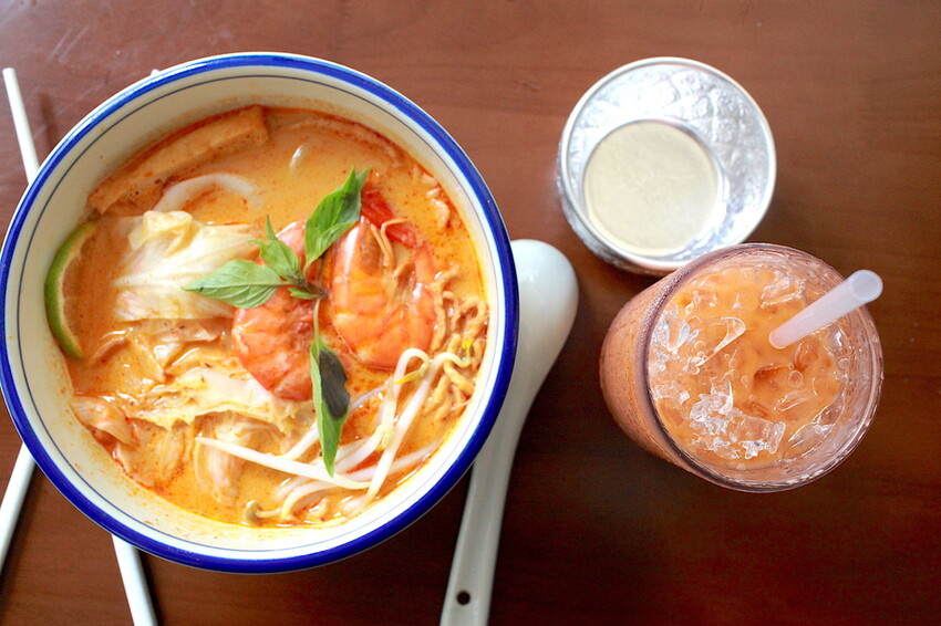 高雄市苓雅區吃。高雄市｜苓雅區。「双黃hhbar&cuisine」新店報報!!!!唱双簧白天南洋餐廳晚上華麗轉身成復古酒吧，南洋