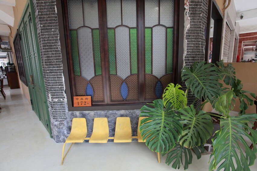 高雄市苓雅區吃。高雄市｜苓雅區。「双黃hhbar&cuisine」新店報報!!!!唱双簧白天南洋餐廳晚上華麗轉身成復古酒吧，南洋