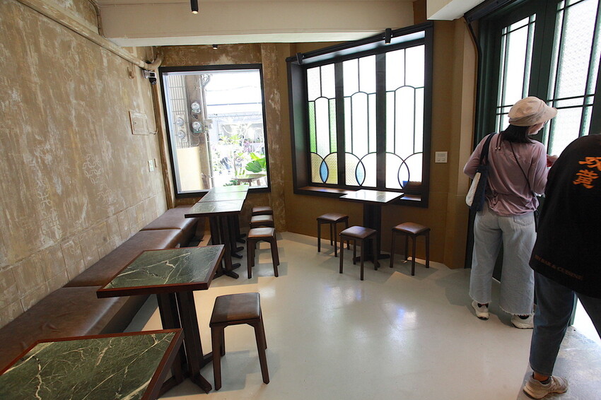 高雄市苓雅區吃。高雄市｜苓雅區。「双黃hhbar&cuisine」新店報報!!!!唱双簧白天南洋餐廳晚上華麗轉身成復古酒吧，南洋