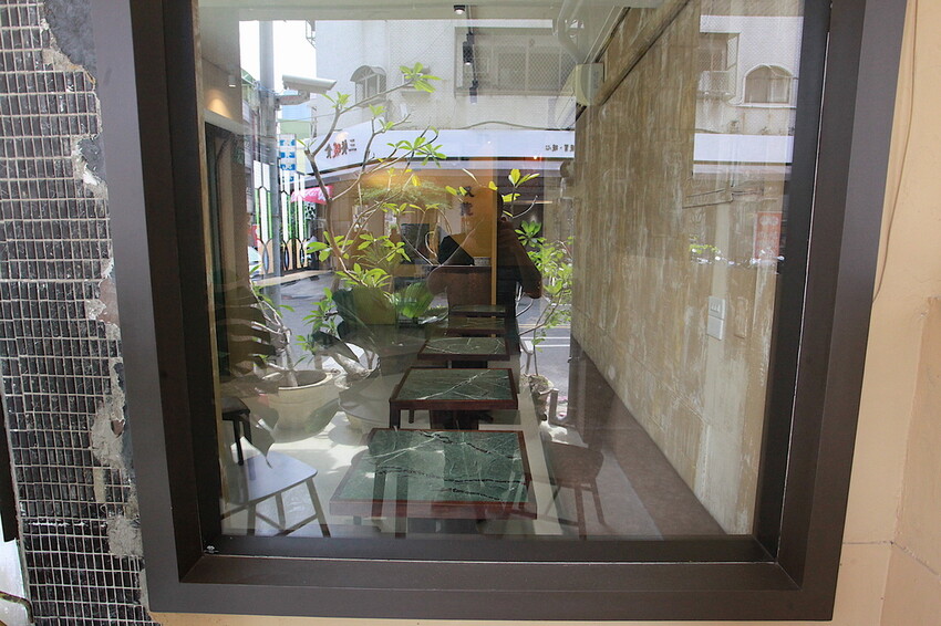 高雄市苓雅區吃。高雄市｜苓雅區。「双黃hhbar&cuisine」新店報報!!!!唱双簧白天南洋餐廳晚上華麗轉身成復古酒吧，南洋