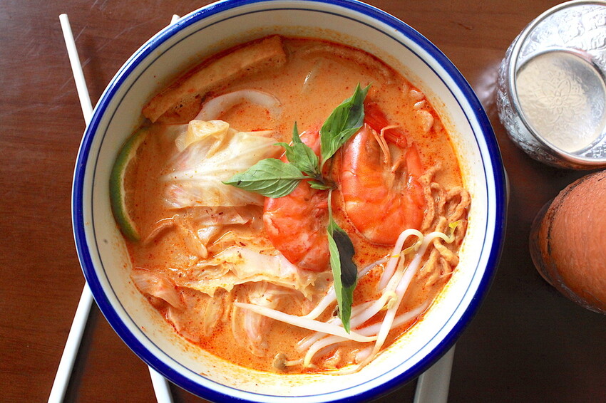 高雄市苓雅區吃。高雄市｜苓雅區。「双黃hhbar&cuisine」新店報報!!!!唱双簧白天南洋餐廳晚上華麗轉身成復古酒吧，南洋