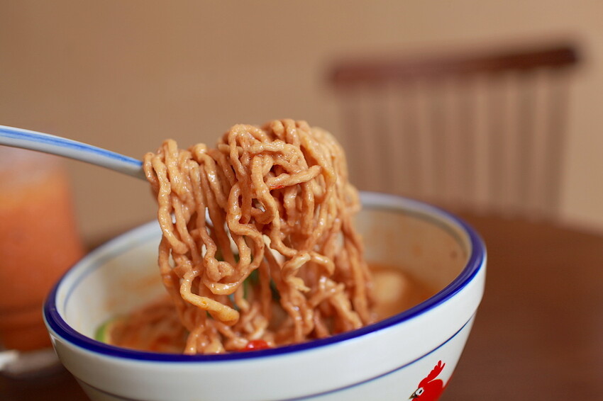 高雄市苓雅區吃。高雄市｜苓雅區。「双黃hhbar&cuisine」新店報報!!!!唱双簧白天南洋餐廳晚上華麗轉身成復古酒吧，南洋