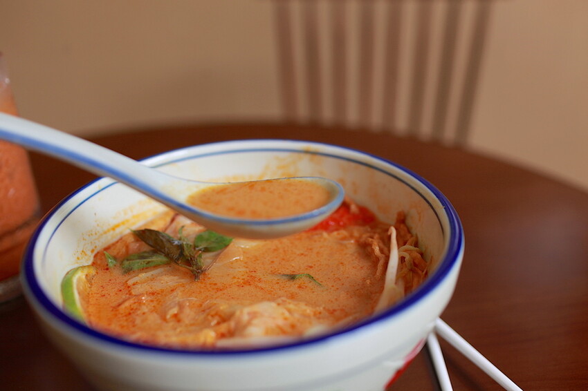 高雄市苓雅區吃。高雄市｜苓雅區。「双黃hhbar&cuisine」新店報報!!!!唱双簧白天南洋餐廳晚上華麗轉身成復古酒吧，南洋