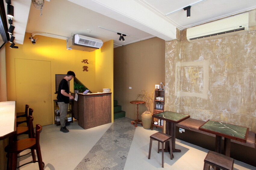 高雄市苓雅區吃。高雄市｜苓雅區。「双黃hhbar&cuisine」新店報報!!!!唱双簧白天南洋餐廳晚上華麗轉身成復古酒吧，南洋