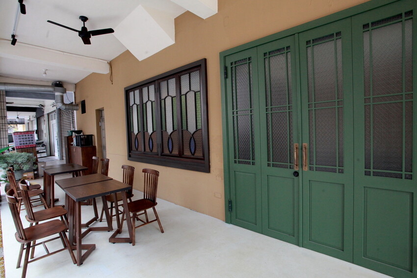 高雄市苓雅區吃。高雄市｜苓雅區。「双黃hhbar&cuisine」新店報報!!!!唱双簧白天南洋餐廳晚上華麗轉身成復古酒吧，南洋