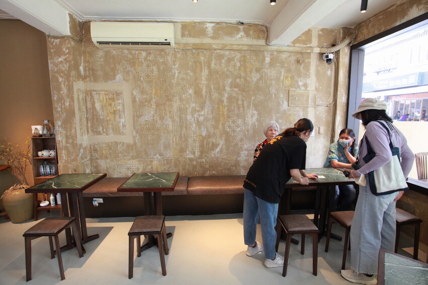 高雄市苓雅區吃。高雄市｜苓雅區。「双黃hhbar&cuisine」新店報報!!!!唱双簧白天南洋餐廳晚上華麗轉身成復古酒吧，南洋