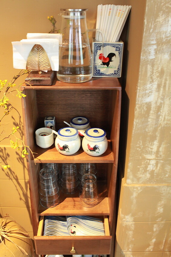 高雄市苓雅區吃。高雄市｜苓雅區。「双黃hhbar&cuisine」新店報報!!!!唱双簧白天南洋餐廳晚上華麗轉身成復古酒吧，南洋