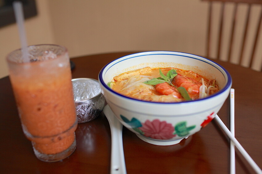 高雄市苓雅區吃。高雄市｜苓雅區。「双黃hhbar&cuisine」新店報報!!!!唱双簧白天南洋餐廳晚上華麗轉身成復古酒吧，南洋