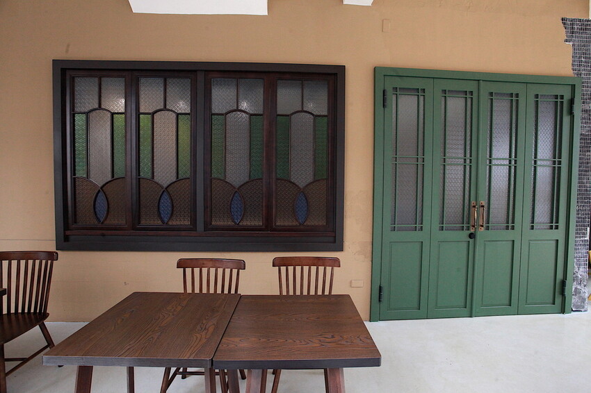 高雄市苓雅區吃。高雄市｜苓雅區。「双黃hhbar&cuisine」新店報報!!!!唱双簧白天南洋餐廳晚上華麗轉身成復古酒吧，南洋