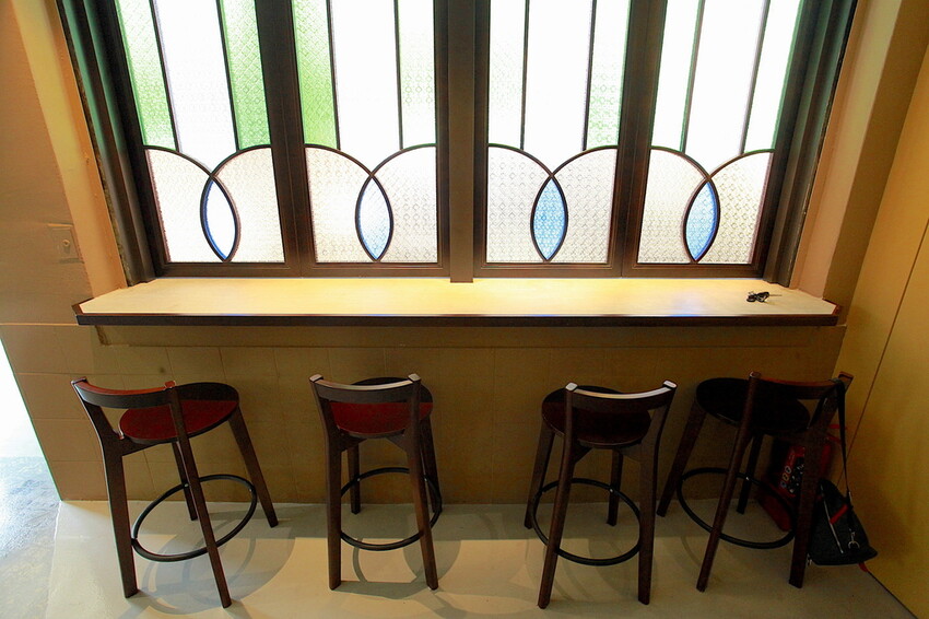 高雄市苓雅區吃。高雄市｜苓雅區。「双黃hhbar&cuisine」新店報報!!!!唱双簧白天南洋餐廳晚上華麗轉身成復古酒吧，南洋