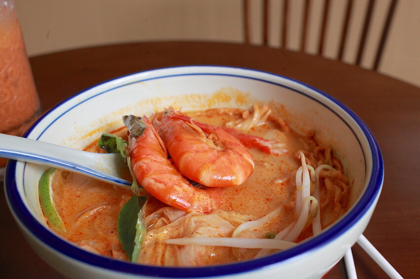 高雄市苓雅區吃。高雄市｜苓雅區。「双黃hhbar&cuisine」新店報報!!!!唱双簧白天南洋餐廳晚上華麗轉身成復古酒吧，南洋