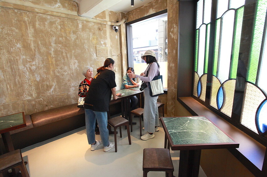 高雄市苓雅區吃。高雄市｜苓雅區。「双黃hhbar&cuisine」新店報報!!!!唱双簧白天南洋餐廳晚上華麗轉身成復古酒吧，南洋