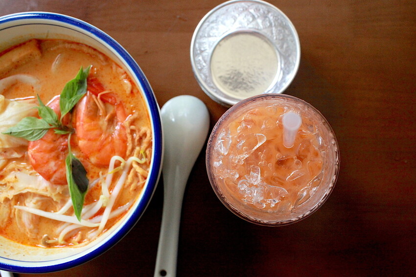 高雄市苓雅區吃。高雄市｜苓雅區。「双黃hhbar&cuisine」新店報報!!!!唱双簧白天南洋餐廳晚上華麗轉身成復古酒吧，南洋