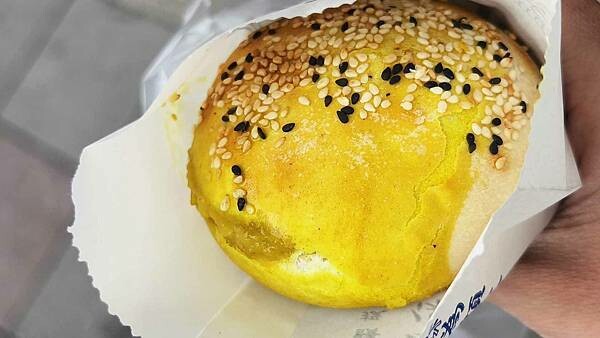 台北市萬華區其它地方看不到的黃色胡椒餅!不論內餡還是外皮都是黃色,別的地方鮮少可以看到的黃色外皮的胡椒餅,口味好