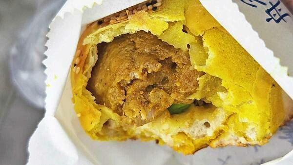 台北市萬華區其它地方看不到的黃色胡椒餅!不論內餡還是外皮都是黃色,別的地方鮮少可以看到的黃色外皮的胡椒餅,口味好