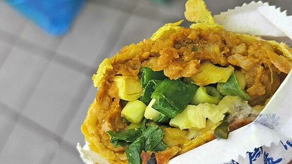 台北市萬華區其它地方看不到的黃色胡椒餅!不論內餡還是外皮都是黃色,別的地方鮮少可以看到的黃色外皮的胡椒餅,口味好