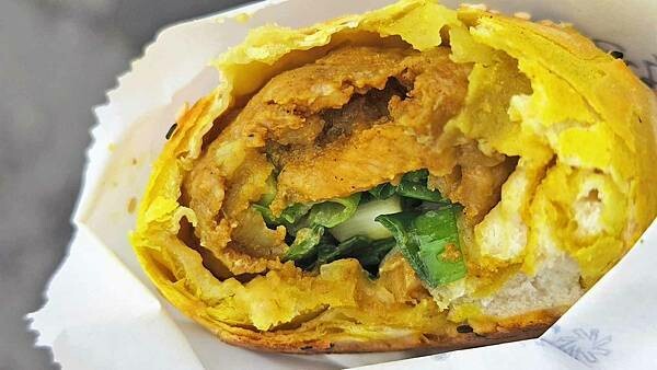 台北市萬華區其它地方看不到的黃色胡椒餅!不論內餡還是外皮都是黃色,別的地方鮮少可以看到的黃色外皮的胡椒餅,口味好