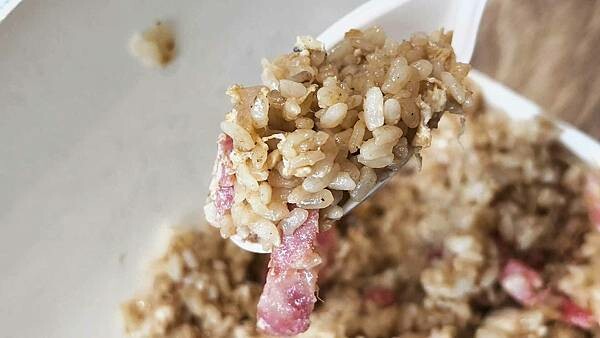 台北市萬華區其它地方看不到的黃色胡椒餅!不論內餡還是外皮都是黃色,別的地方鮮少可以看到的黃色外皮的胡椒餅,口味好