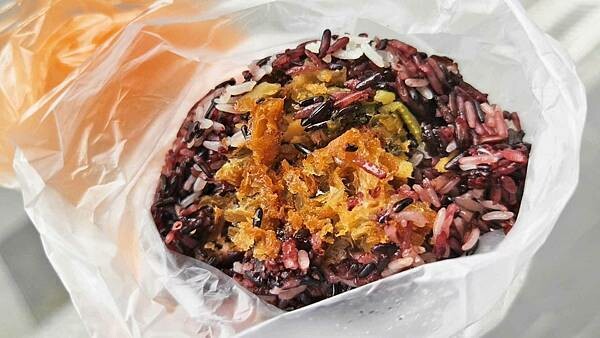 台北市萬華區其它地方看不到的黃色胡椒餅!不論內餡還是外皮都是黃色,別的地方鮮少可以看到的黃色外皮的胡椒餅,口味好