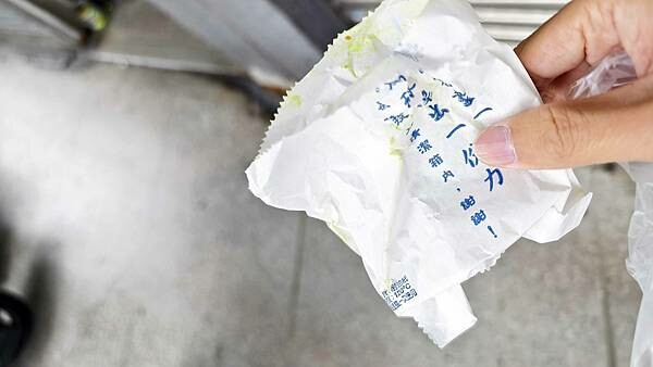 台北市萬華區其它地方看不到的黃色胡椒餅!不論內餡還是外皮都是黃色,別的地方鮮少可以看到的黃色外皮的胡椒餅,口味好