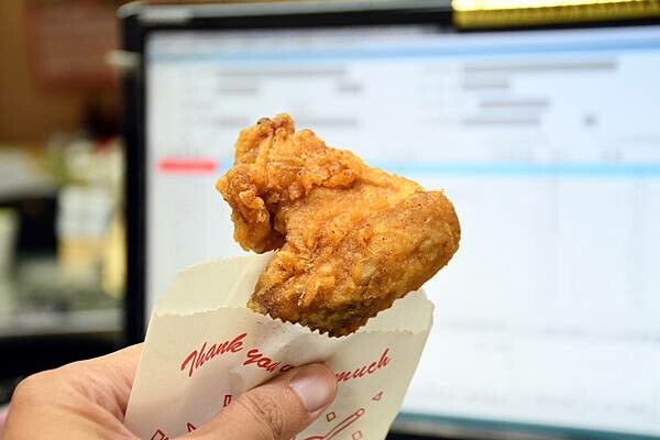 高雄市鼓山區內惟在地下午茶～酥脆的美味，吮指的滋味，就連我的阿公都淪陷！【舞創脆皮炸雞】※高雄美食推薦※內惟美食推