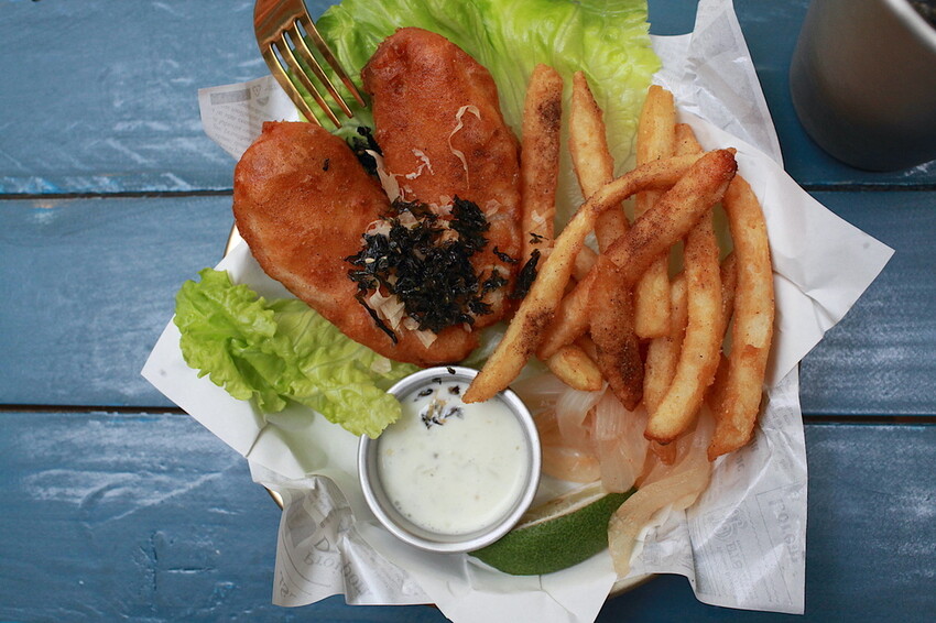 台南市中西區吃。台南市｜中西區。「魚Bar - 炸魚薯條」新店報報!!!!!英國街邊小吃炸魚薯條台南也吃得到，秒間置身在墾