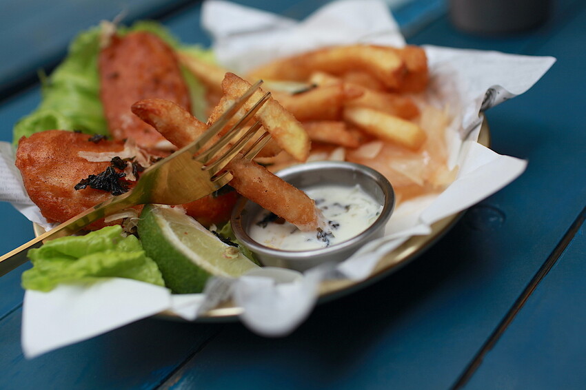 台南市中西區吃。台南市｜中西區。「魚Bar - 炸魚薯條」新店報報!!!!!英國街邊小吃炸魚薯條台南也吃得到，秒間置身在墾