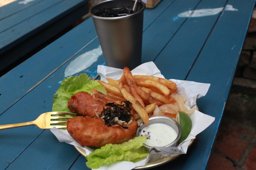 台南市中西區吃。台南市｜中西區。「魚Bar - 炸魚薯條」新店報報!!!!!英國街邊小吃炸魚薯條台南也吃得到，秒間置身在墾