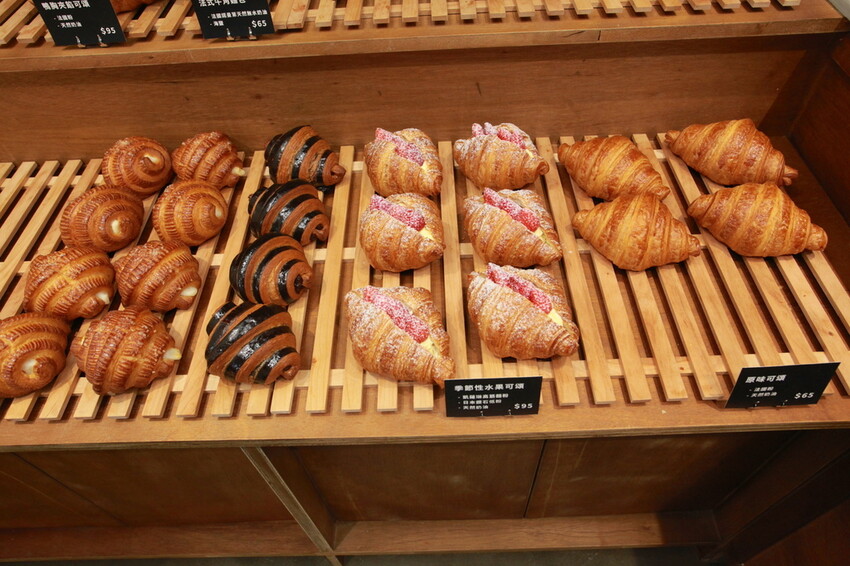 台南市北區吃。台南市｜北區。「1 PLUS CAFE 一家咖啡 台南西門店」新店報報!!!!!小北夜市周遭唯美老宅咖啡館兼麵包店