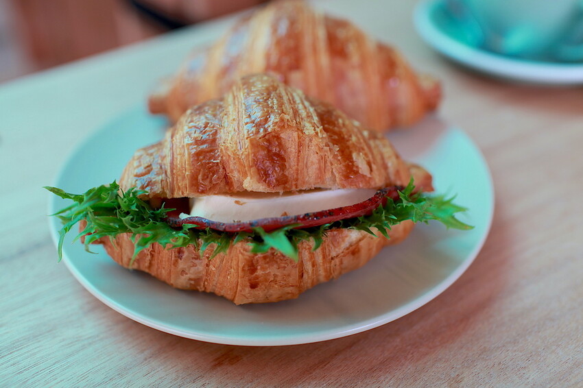 台南市北區吃。台南市｜北區。「1 PLUS CAFE 一家咖啡 台南西門店」新店報報!!!!!小北夜市周遭唯美老宅咖啡館兼麵包店