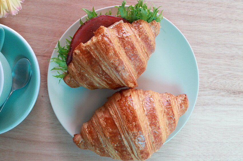 台南市北區吃。台南市｜北區。「1 PLUS CAFE 一家咖啡 台南西門店」新店報報!!!!!小北夜市周遭唯美老宅咖啡館兼麵包店