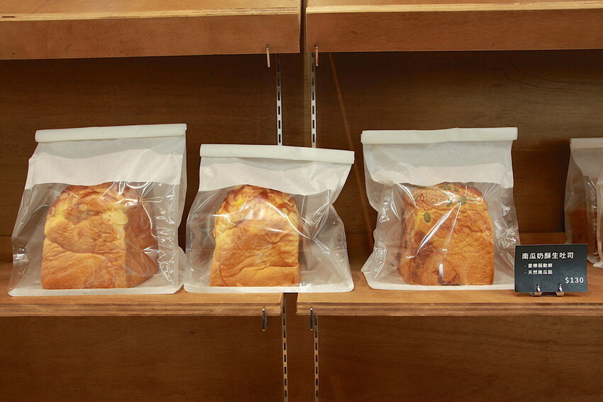 台南市北區吃。台南市｜北區。「1 PLUS CAFE 一家咖啡 台南西門店」新店報報!!!!!小北夜市周遭唯美老宅咖啡館兼麵包店