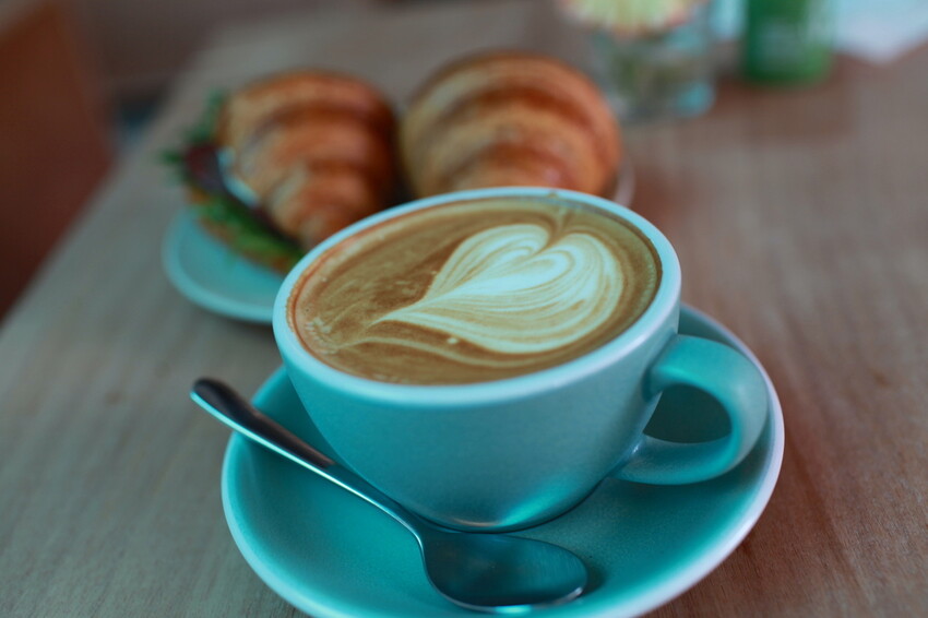 台南市北區吃。台南市｜北區。「1 PLUS CAFE 一家咖啡 台南西門店」新店報報!!!!!小北夜市周遭唯美老宅咖啡館兼麵包店