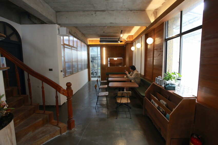 台南市北區吃。台南市｜北區。「1 PLUS CAFE 一家咖啡 台南西門店」新店報報!!!!!小北夜市周遭唯美老宅咖啡館兼麵包店