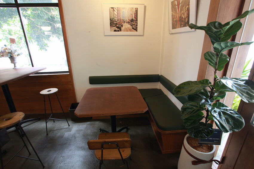 台南市北區吃。台南市｜北區。「1 PLUS CAFE 一家咖啡 台南西門店」新店報報!!!!!小北夜市周遭唯美老宅咖啡館兼麵包店