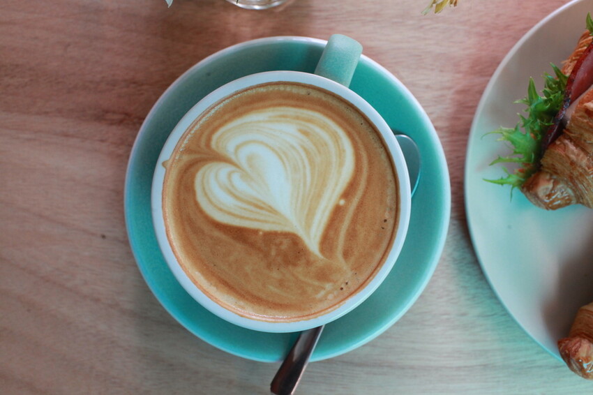 台南市北區吃。台南市｜北區。「1 PLUS CAFE 一家咖啡 台南西門店」新店報報!!!!!小北夜市周遭唯美老宅咖啡館兼麵包店