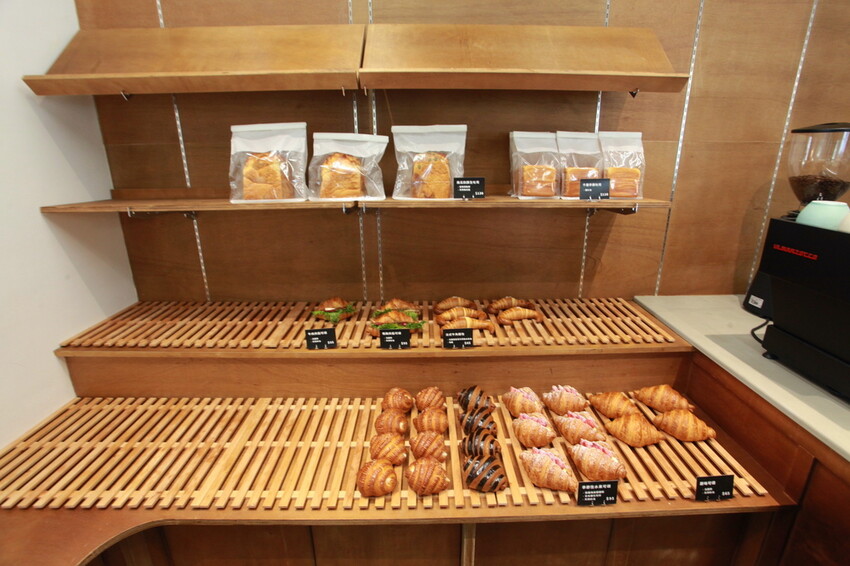 台南市北區吃。台南市｜北區。「1 PLUS CAFE 一家咖啡 台南西門店」新店報報!!!!!小北夜市周遭唯美老宅咖啡館兼麵包店