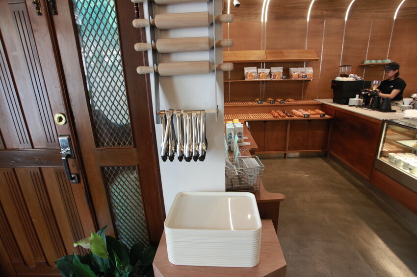 台南市北區吃。台南市｜北區。「1 PLUS CAFE 一家咖啡 台南西門店」新店報報!!!!!小北夜市周遭唯美老宅咖啡館兼麵包店